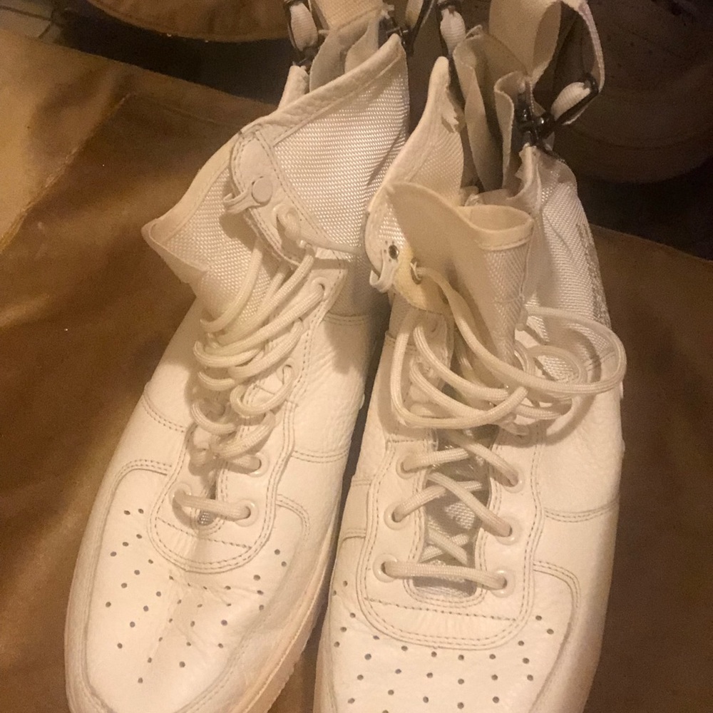 Nike sneakers cream color men size 10